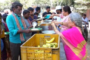 బసవతారకం క్యాన్సర్ ఆస్పత్రి వద్ద పేద‌ల‌కు అన్నదానం